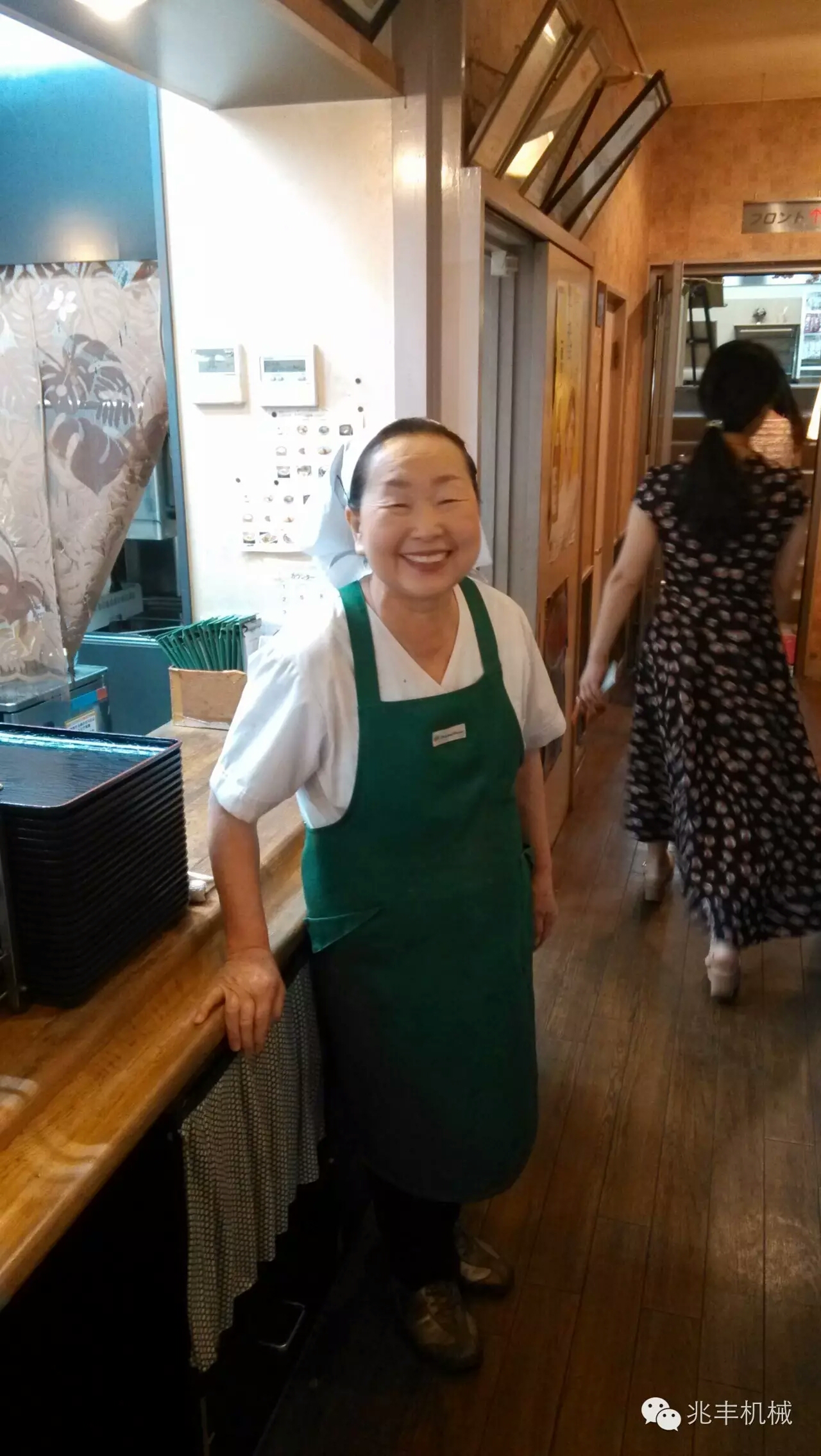 服務(wù)員.jpg 服務(wù)員.jpg